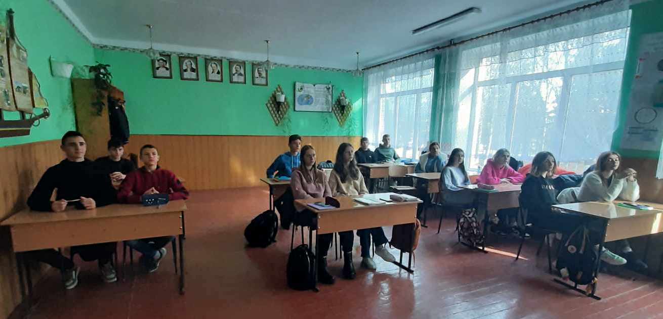10 класники уважно переглядають презентацію